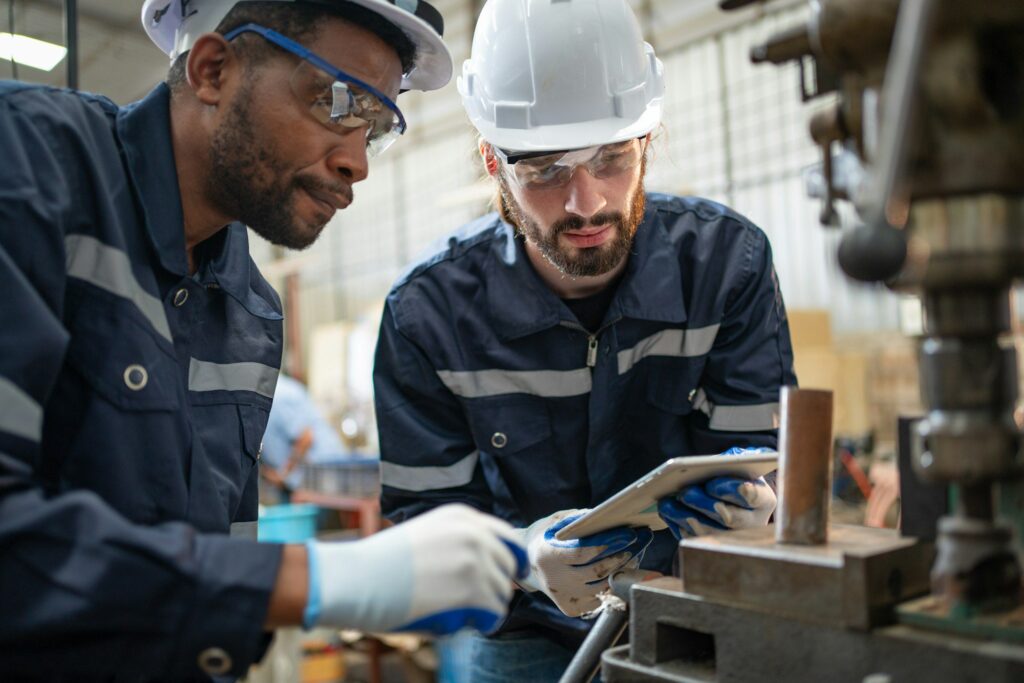 Ingenieros revisando planos en una tablet